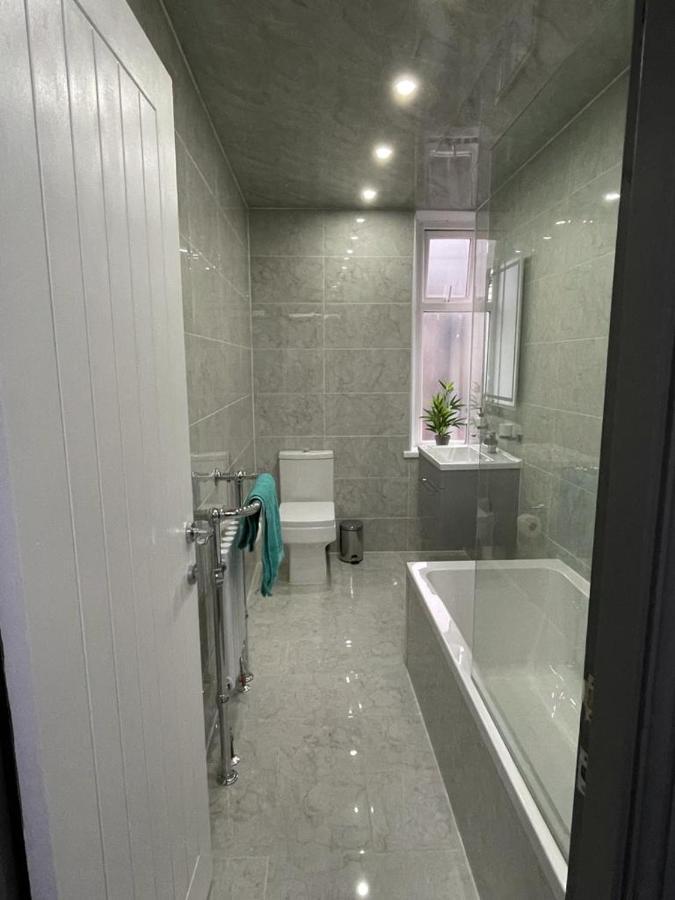 3 Bedroom Whalley Aparthotel バーンリー エクステリア 写真