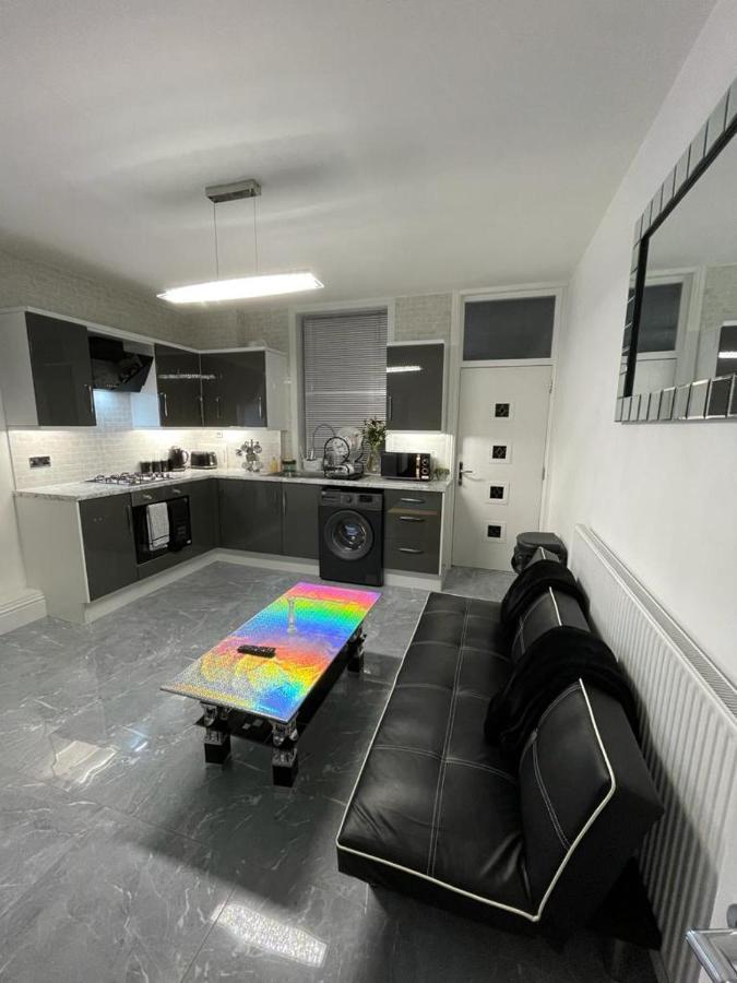 3 Bedroom Whalley Aparthotel バーンリー エクステリア 写真